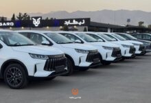 ردیف خودروهای تیسان S05 سفید مقابل ساختمان تیگارد