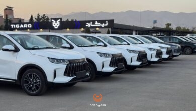 ردیف خودروهای تیسان S05 سفید مقابل ساختمان تیگارد